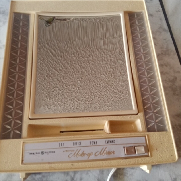 Vintage GE Makeup Mirror with Lights - Cream Works Great ..ad Some Style To Home - Picture 1 of 5